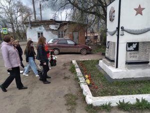 возложение цветов к памятникуна ул. Маршала Василевского